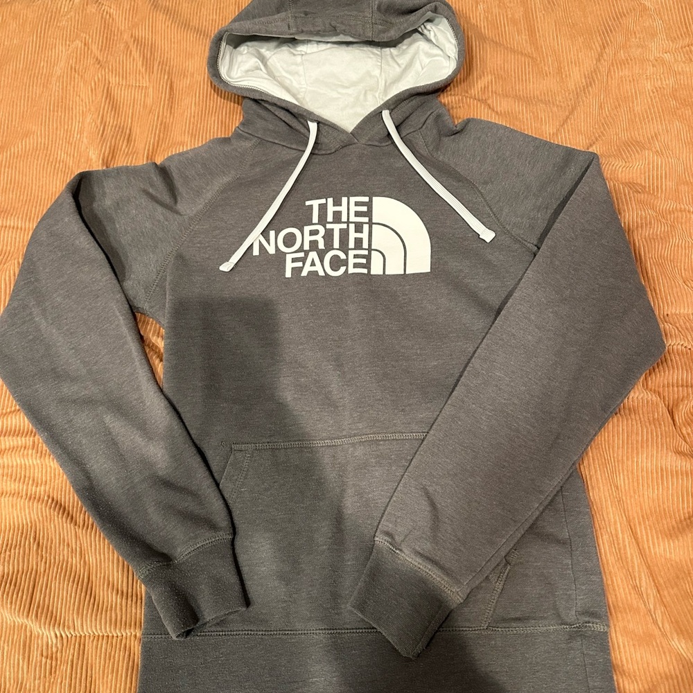 North face women’s hoodie. In great condition!